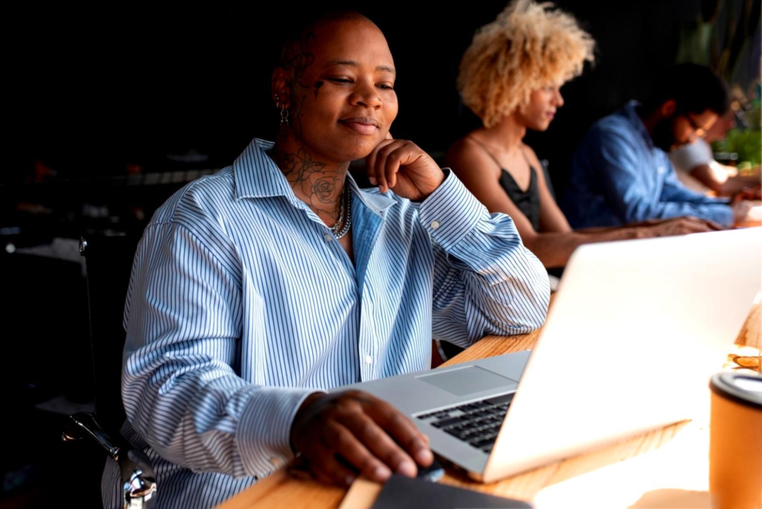 Teilnehmer beim interaktiven Finanzworkshop mit praktischen Übungen